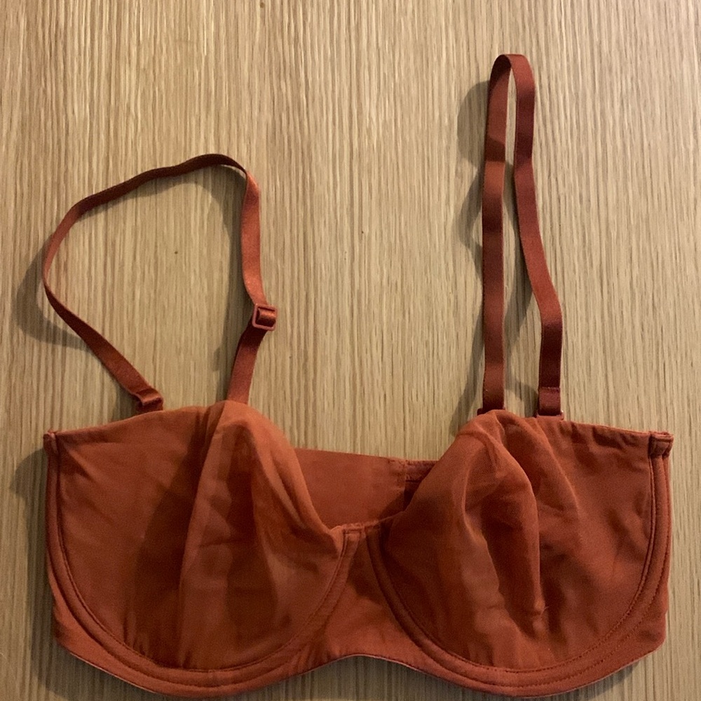 SKIMS ultra fine mesh STRAPLESS BRA